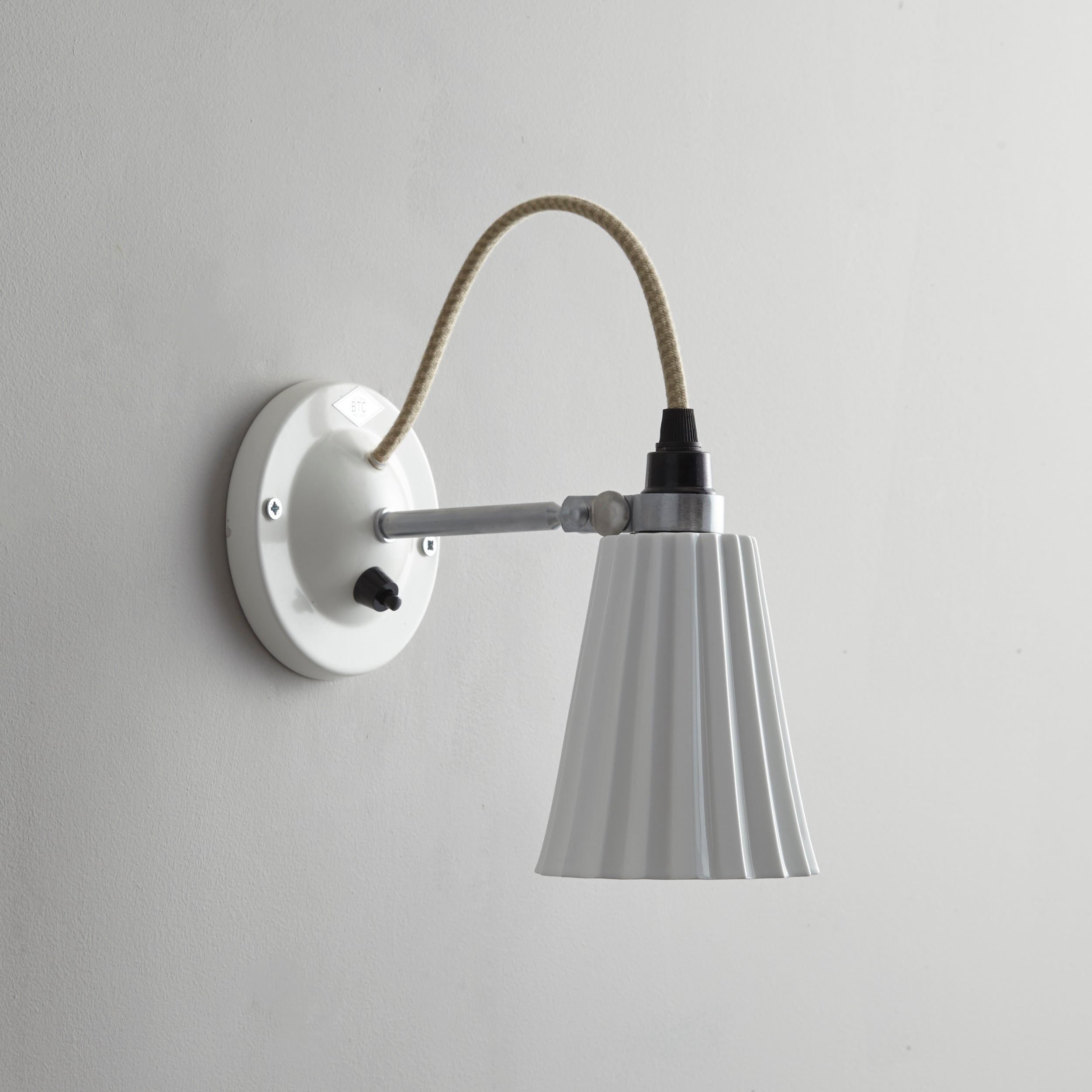 Hector Pleat small switched wall light