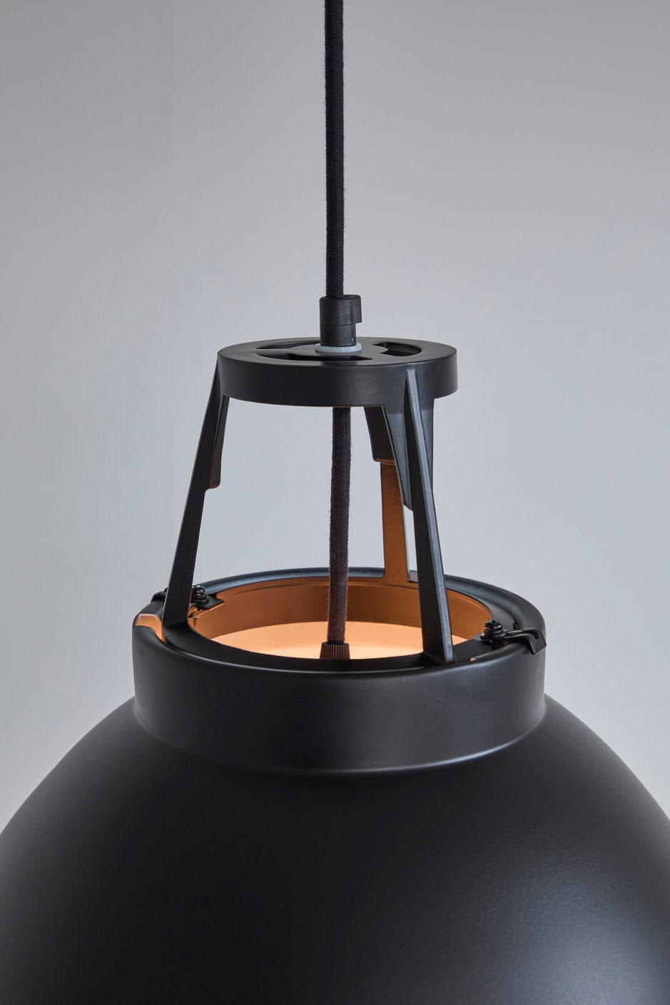 Titan Size 1 Pendant - Black Edition - With diffuser