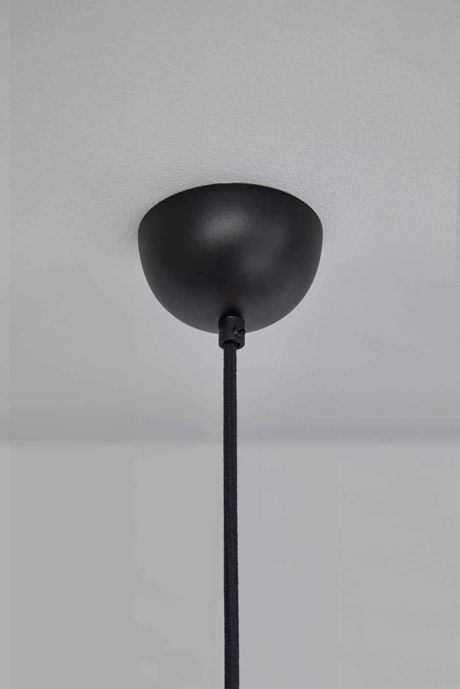 Titan Size 1 Pendant - Black Edition - With diffuser