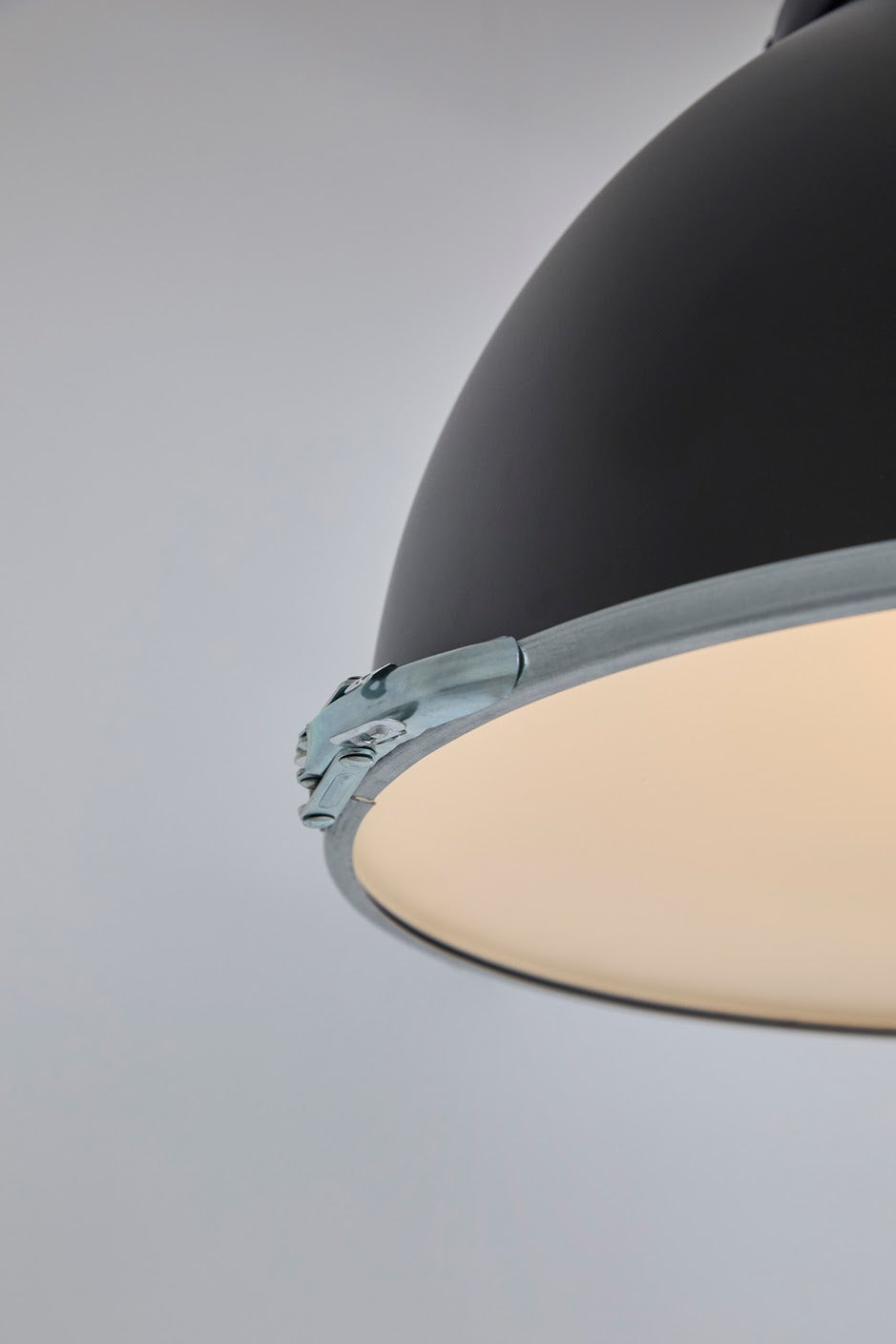 Titan Size 1 Pendant - Black Edition - With diffuser
