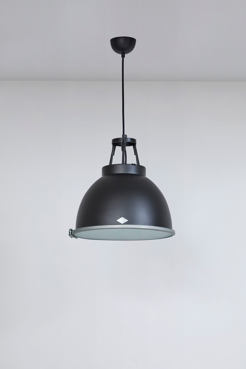 Titan Size 1 Pendant - Black Edition - With diffuser
