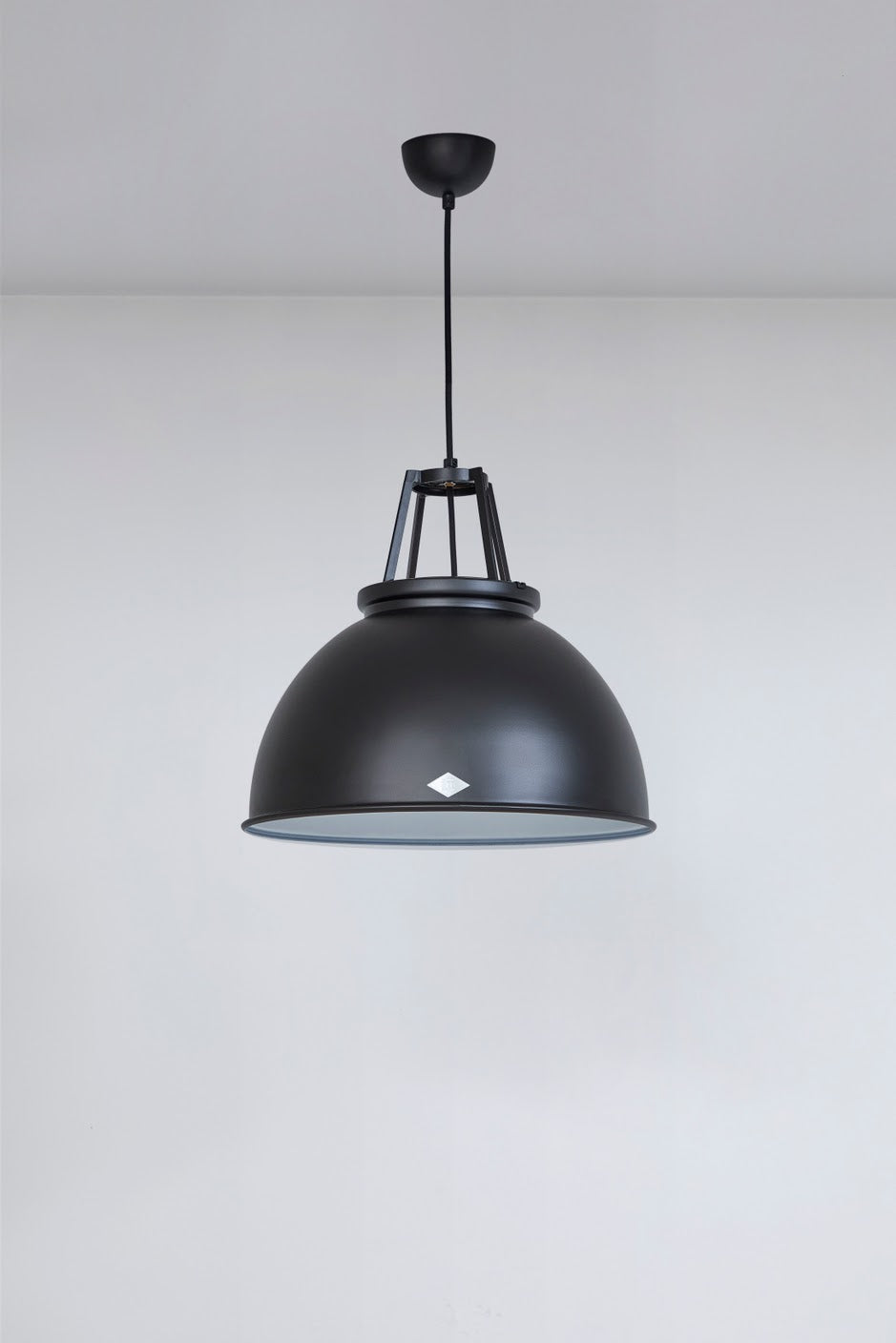 Titan Size 3 Pendant - Black Edition