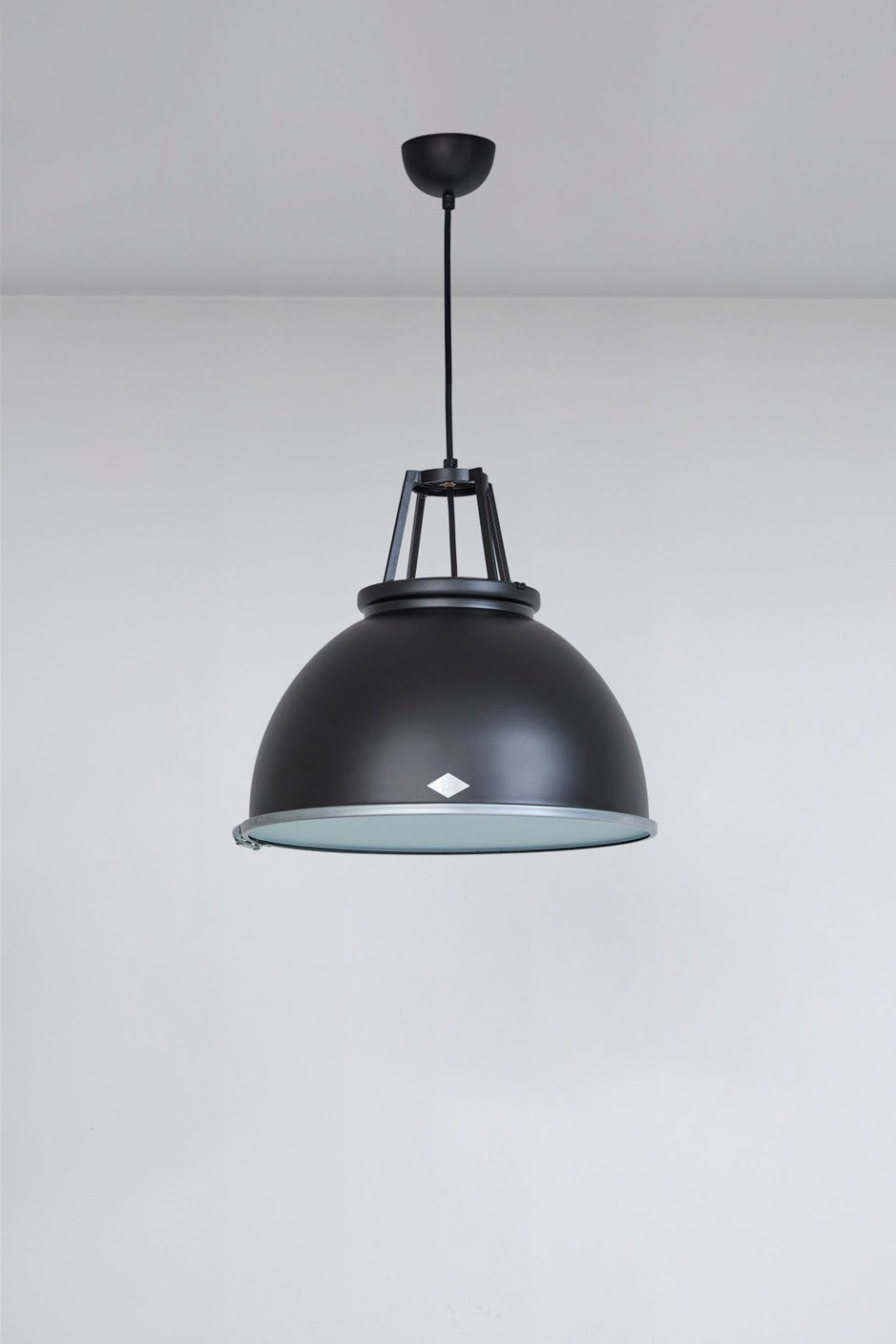 Titan Size 3 Pendant - Black Edition - With diffuser