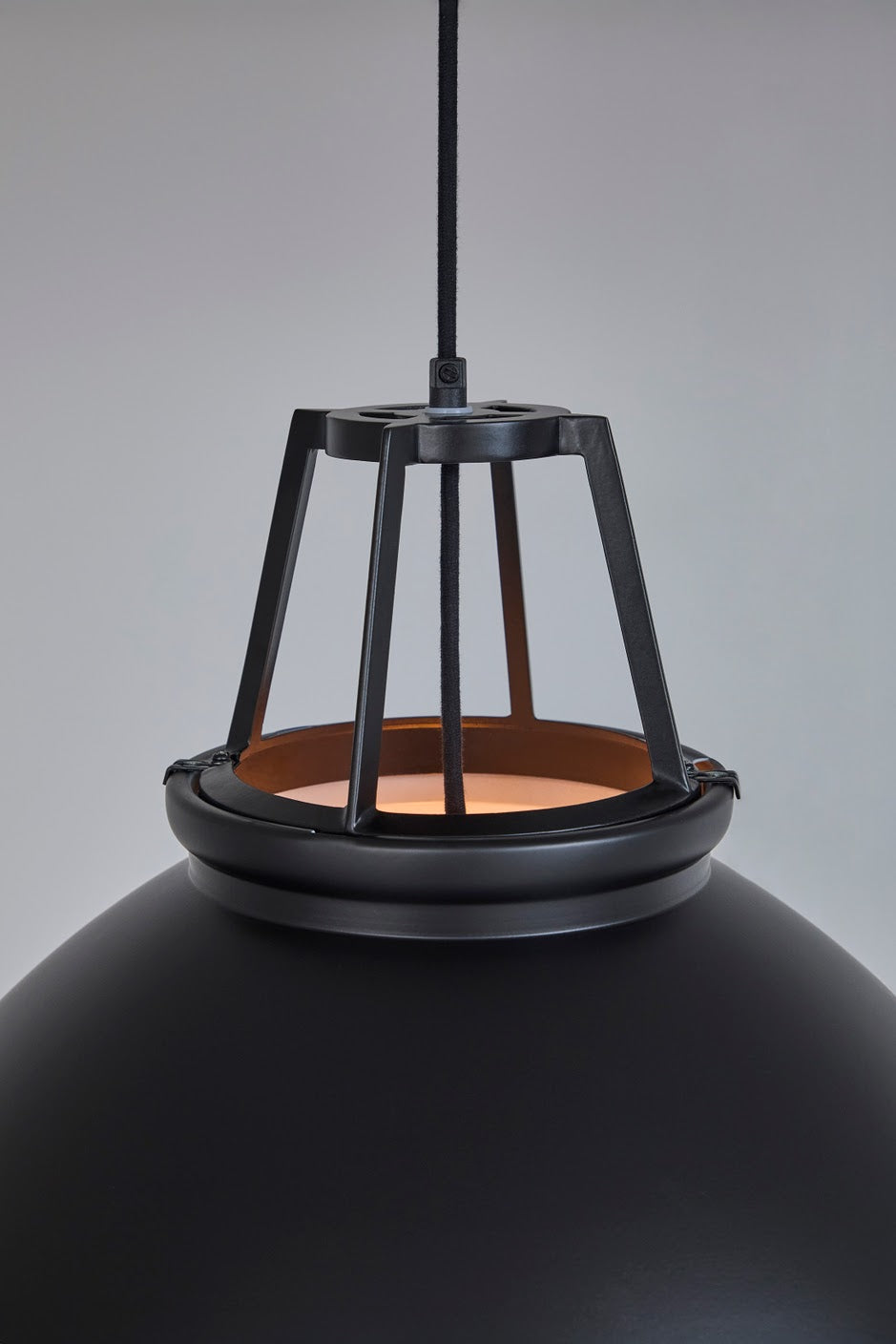 Titan Size 5 Pendant - Black Edition - With diffuser