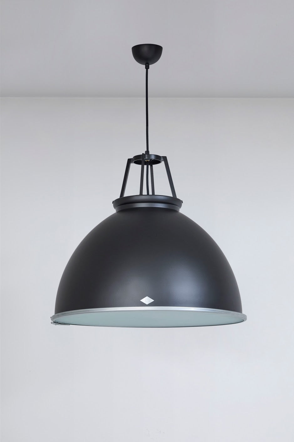 Titan Size 5 Pendant - Black Edition - With diffuser