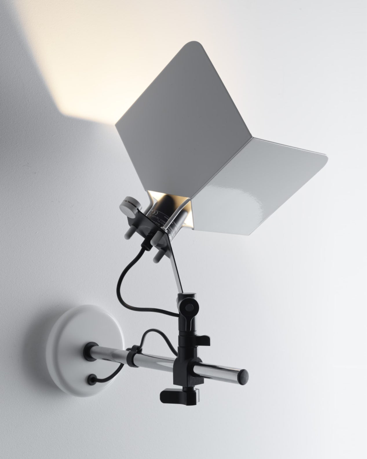 Triedro Wall light