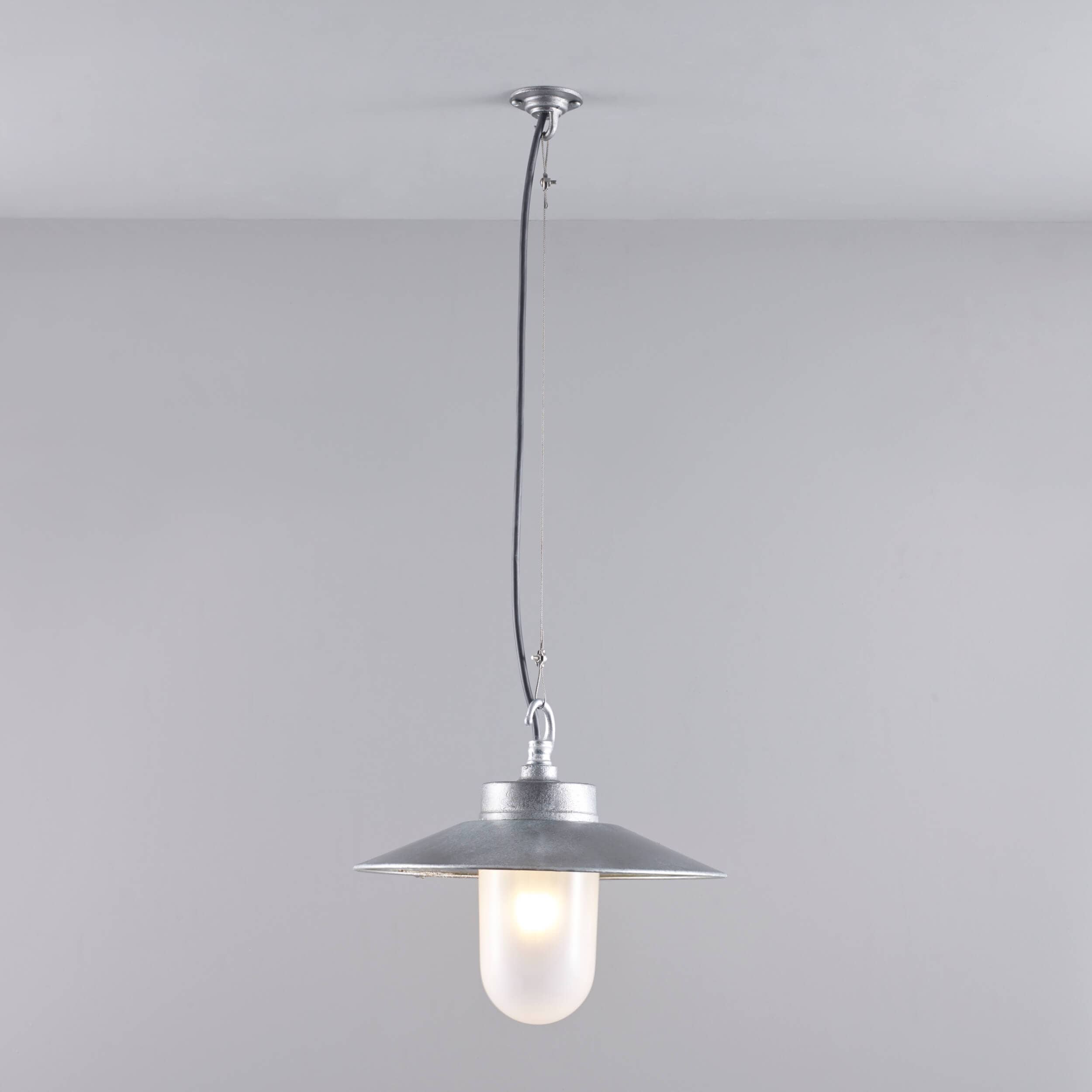 Well glass pendant with visor 7680