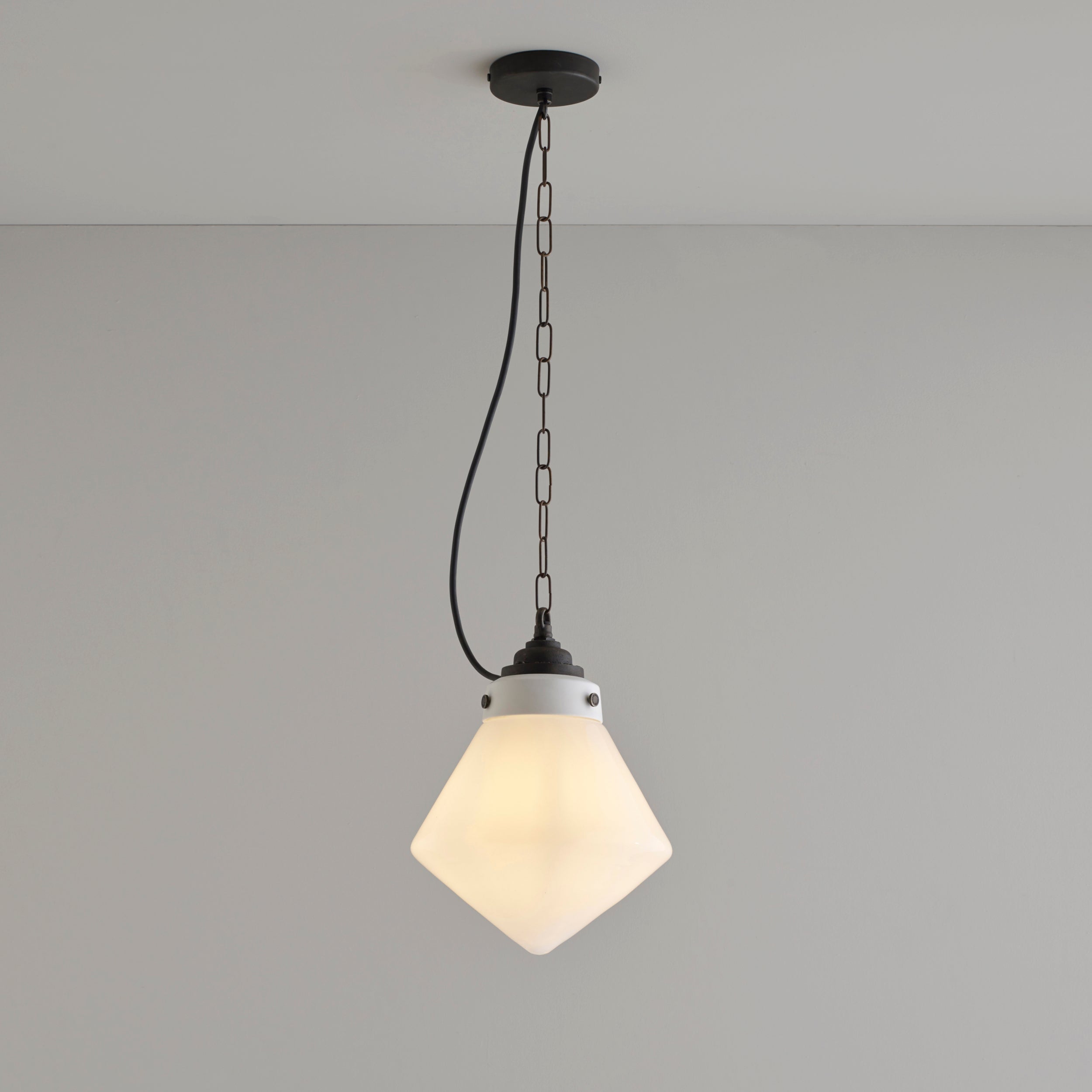 Point pendant light