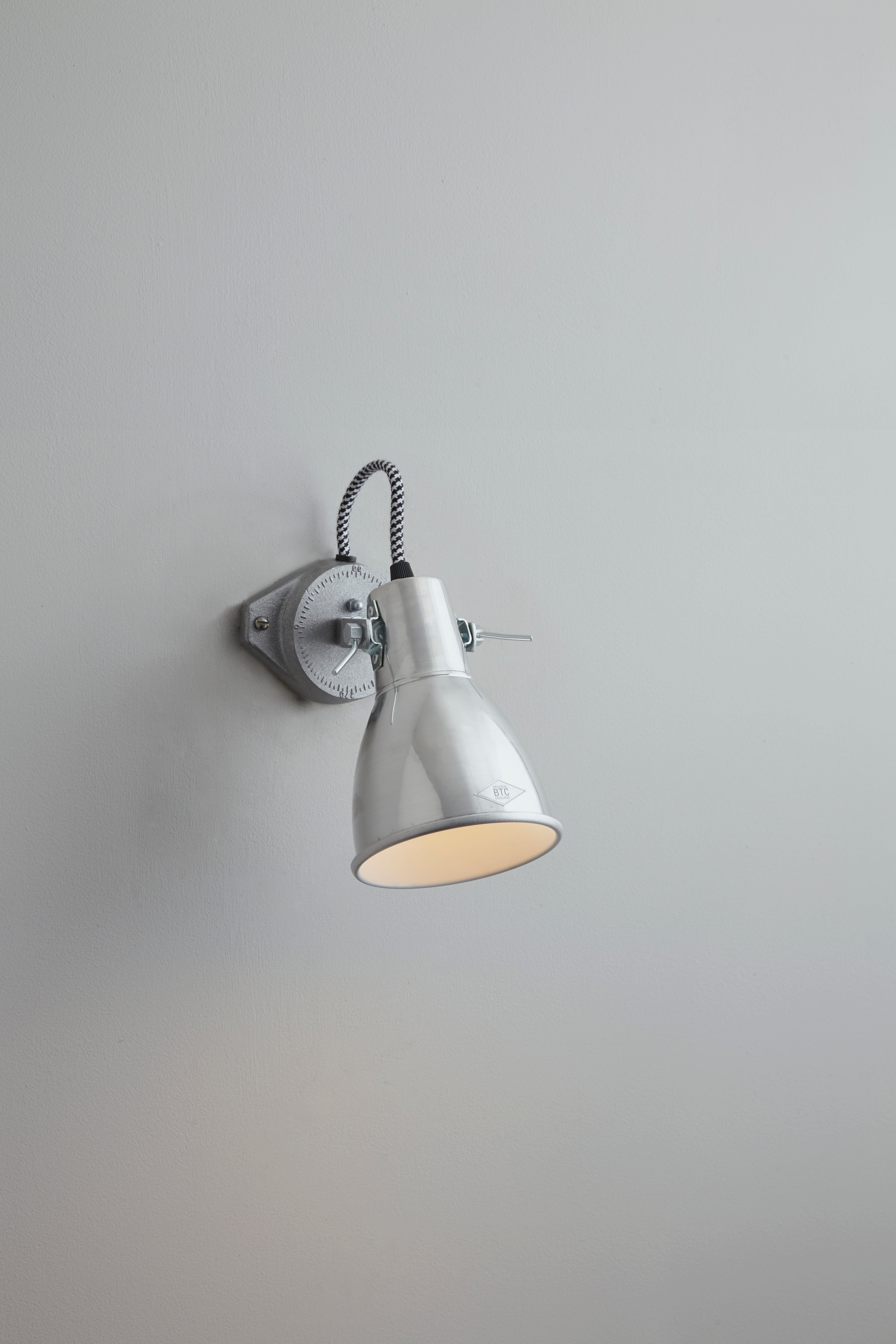 Stirrup 1 single wall light