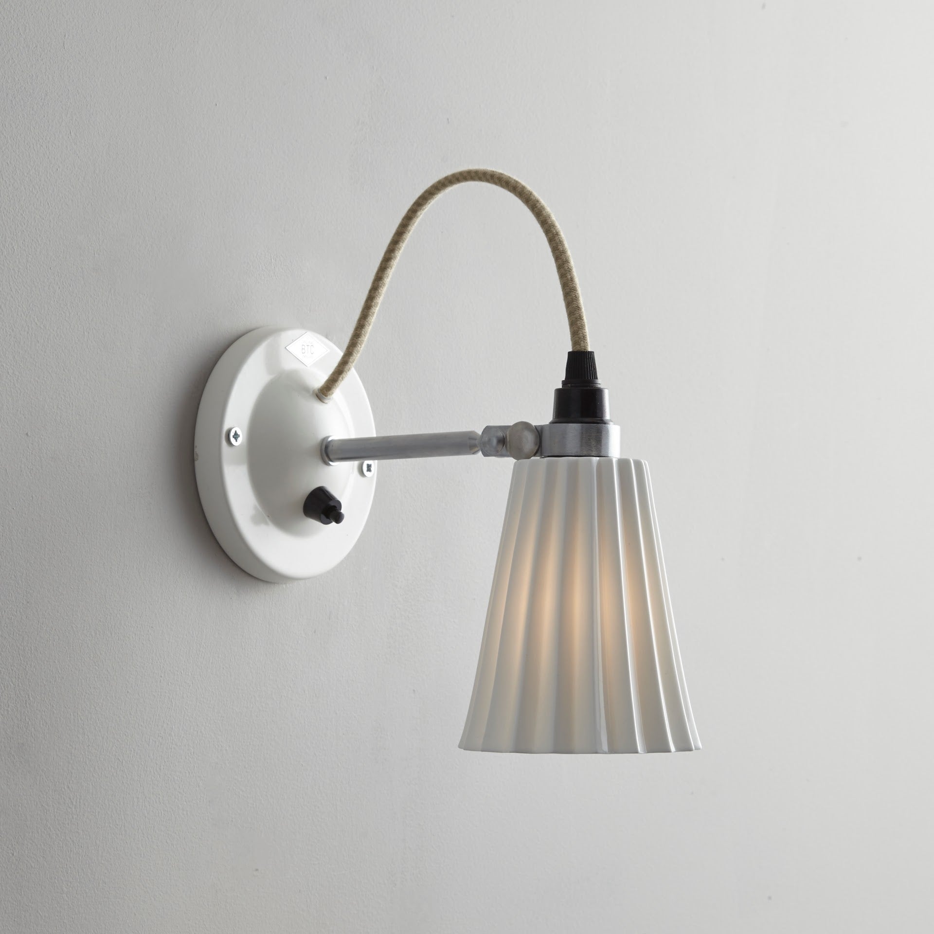 Hector Pleat small switched wall light