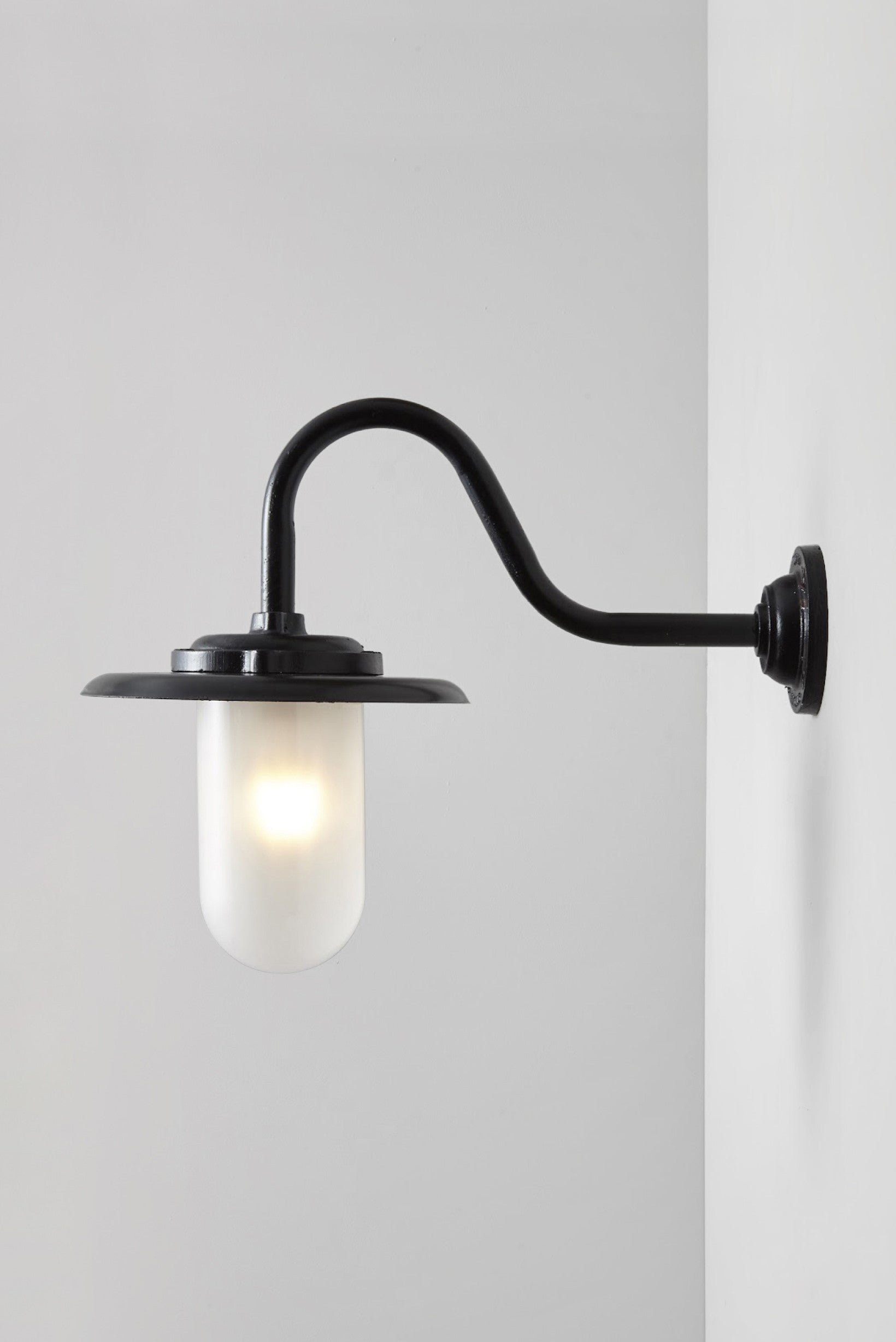 Exterior bracket light, 100W, 7677