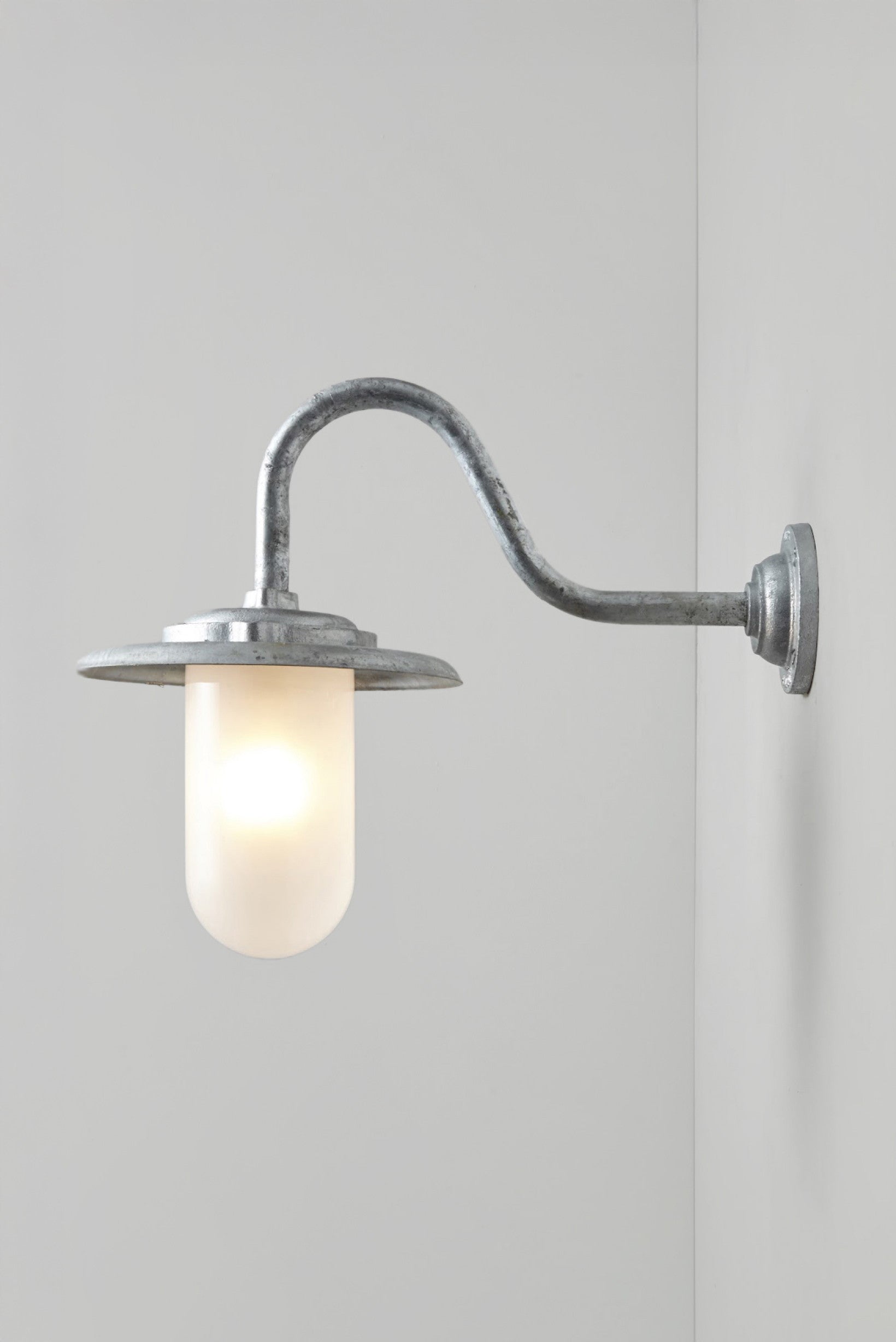 Exterior bracket light, 100W, 7677