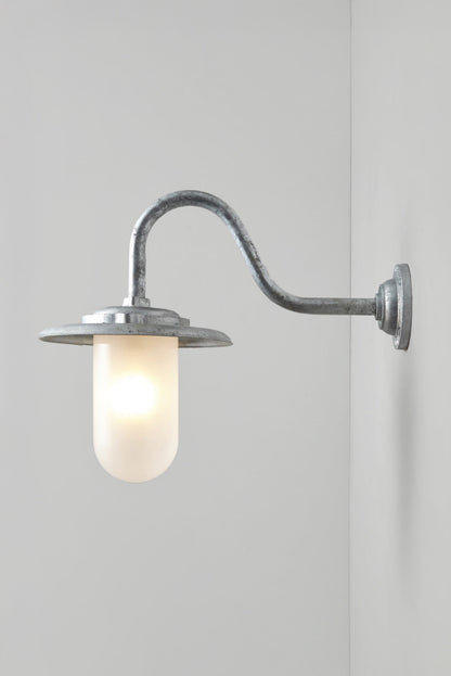 Exterior bracket light, 100W, 7677