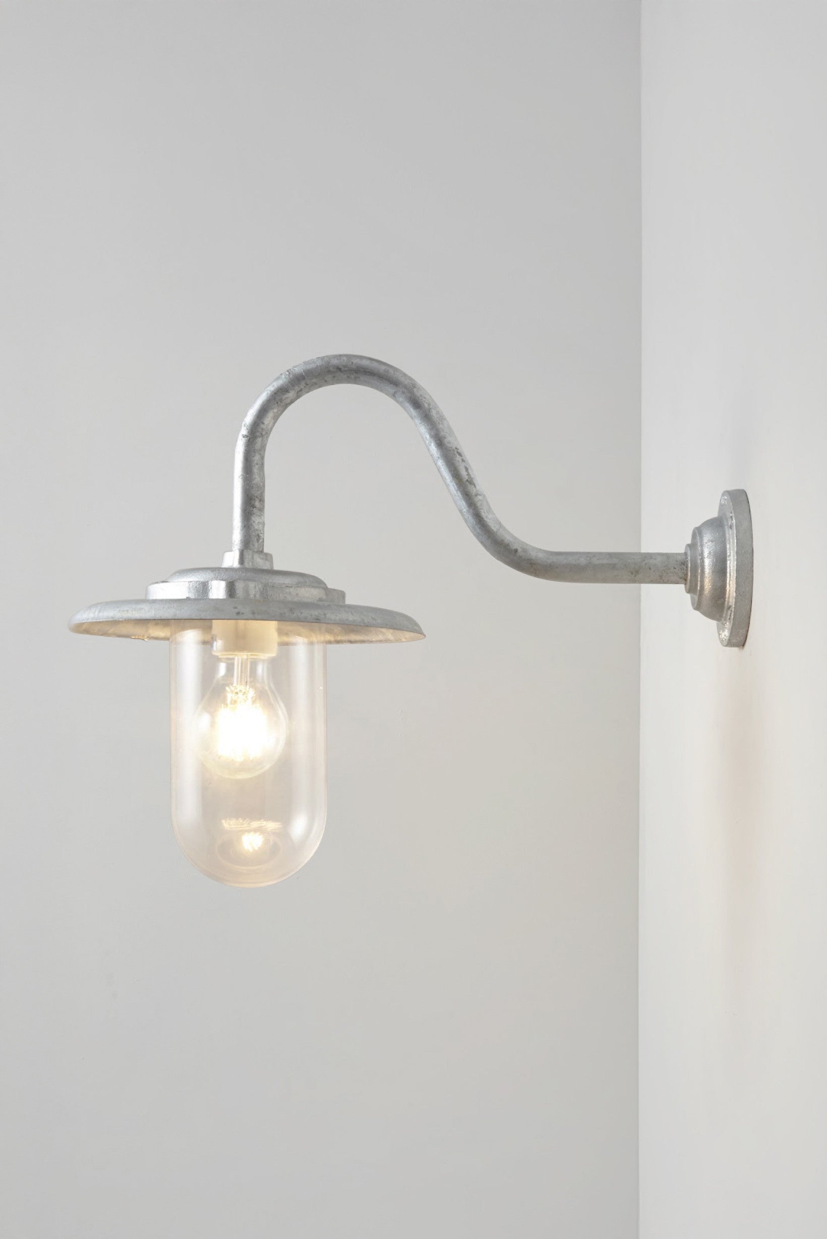 Exterior bracket light, 100W, 7677