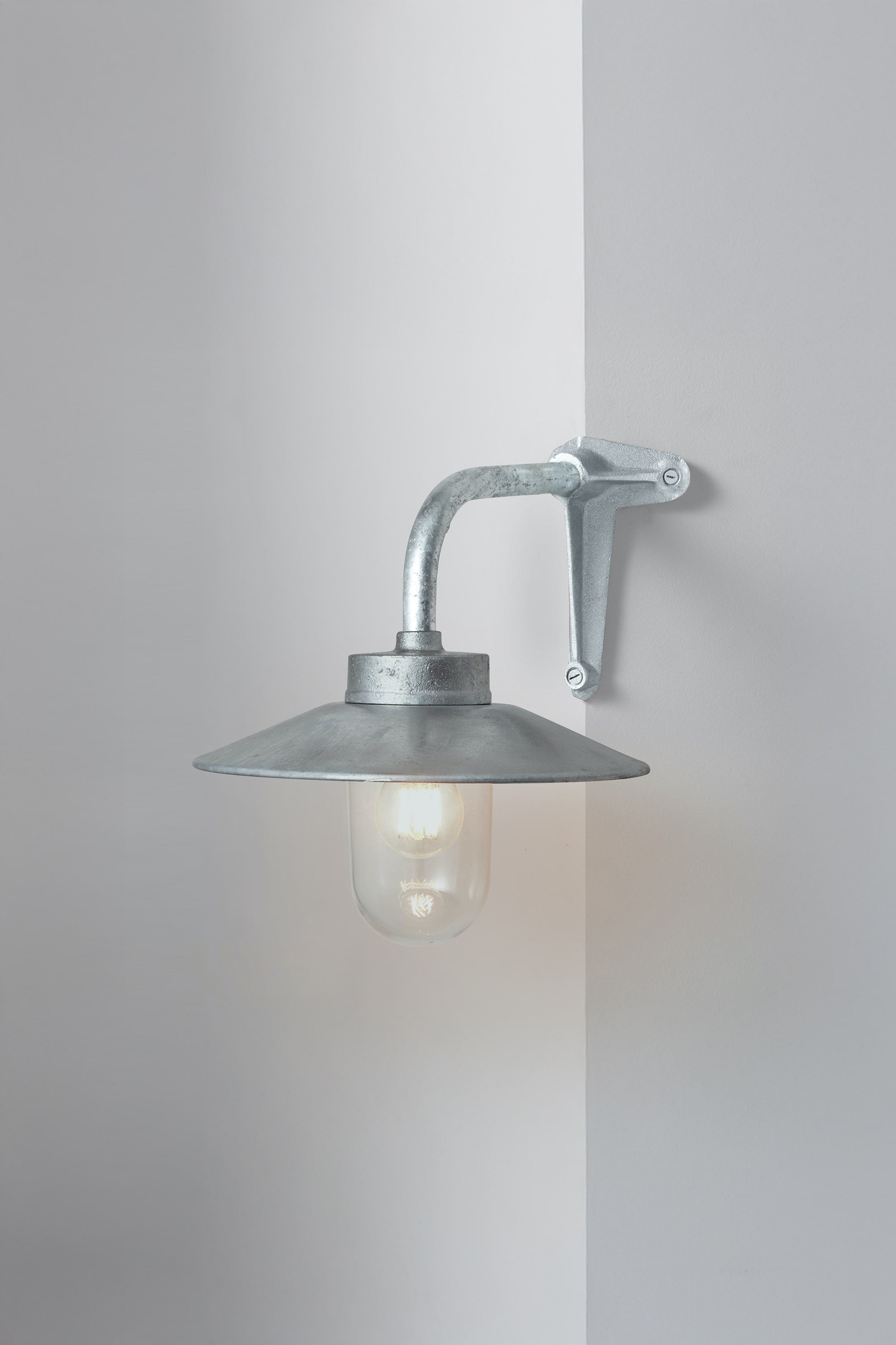 Exterior bracket light (corner) 7680