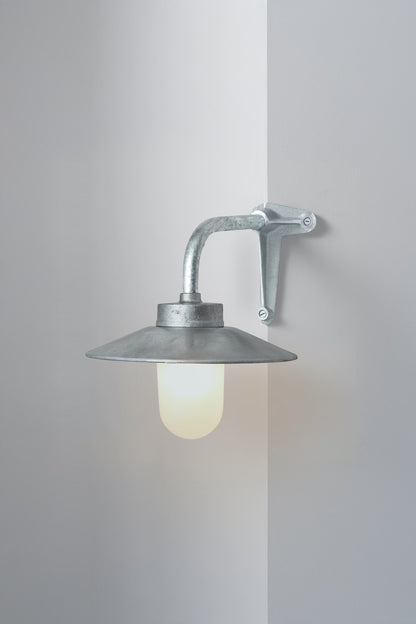 Exterior bracket light (corner) 7680