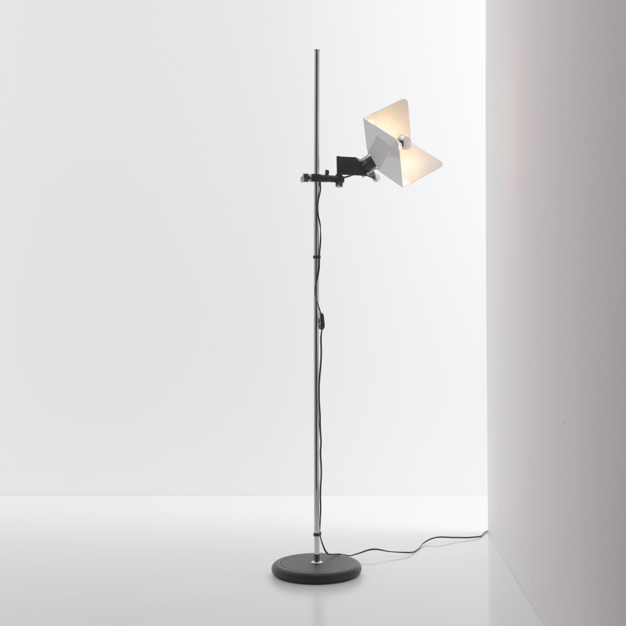 Triedro Floor light